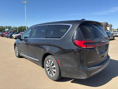 Brilliant Black Crystal Pearlcoat 2023 Chrysler Pacifica Hybrid Limited