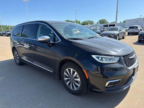 Brilliant Black Crystal Pearlcoat 2023 Chrysler Pacifica Hybrid Limited