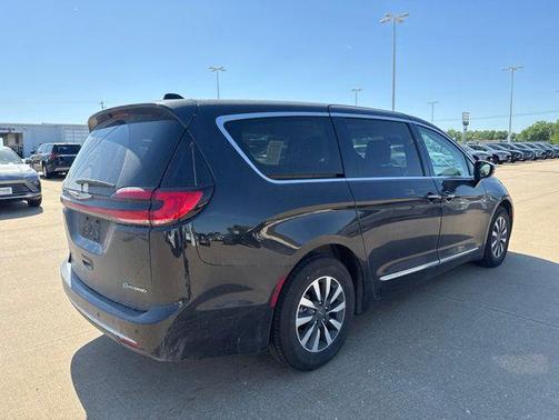Brilliant Black Crystal Pearlcoat 2023 Chrysler Pacifica Hybrid Limited