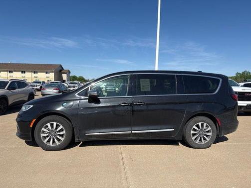 Brilliant Black Crystal Pearlcoat 2023 Chrysler Pacifica Hybrid Limited