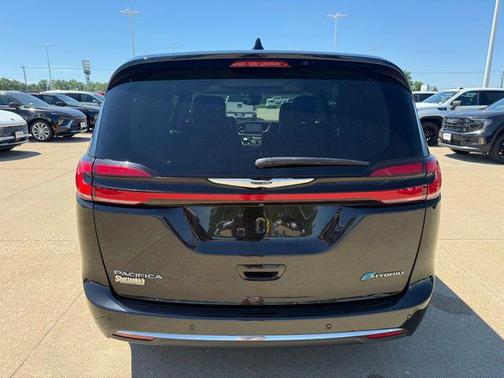 Brilliant Black Crystal Pearlcoat 2023 Chrysler Pacifica Hybrid Limited