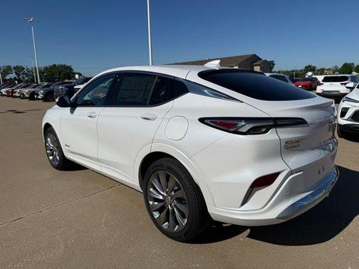 White Frost Tricoat 2026 Buick Envista Avenir FWD