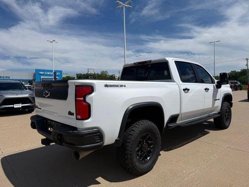 Summit White 2024 Chevrolet Silverado 2500 4WD Crew Cab Standard Bed ZR2