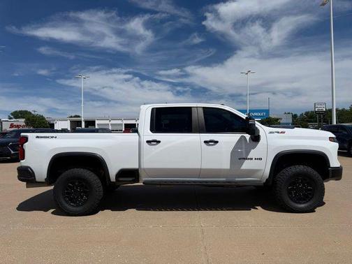 Summit White 2024 Chevrolet Silverado 2500 4WD Crew Cab Standard Bed ZR2
