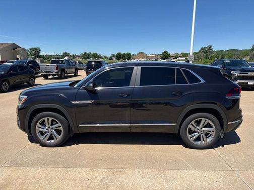 Deep Black Pearl 2024 Volkswagen Atlas Cross Sport 2.0T SEL