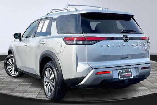 2022 Nissan Pathfinder SL