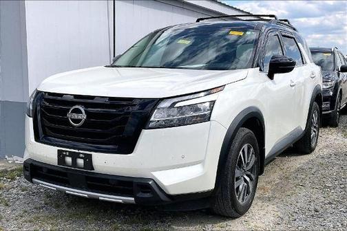 White 2024 Nissan Pathfinder SL