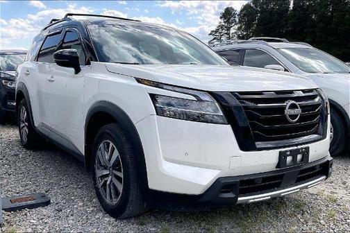 White 2024 Nissan Pathfinder SL