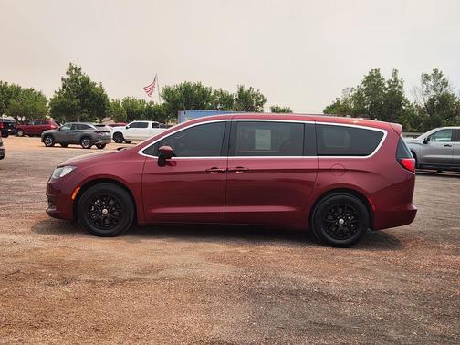 Velvet Red Pearlcoat 2023 Chrysler Voyager LX
