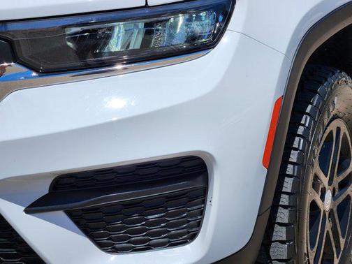 Bright White Clearcoat 2023 Jeep Grand Cherokee Laredo