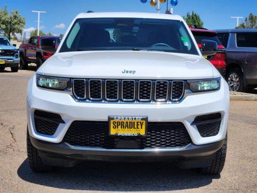 Bright White Clearcoat 2023 Jeep Grand Cherokee Laredo
