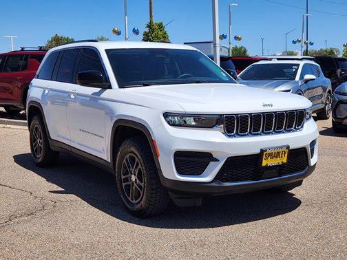 Bright White Clearcoat 2023 Jeep Grand Cherokee Laredo