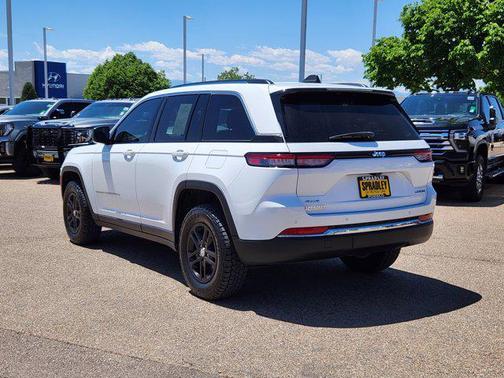 Bright White Clearcoat 2023 Jeep Grand Cherokee Laredo