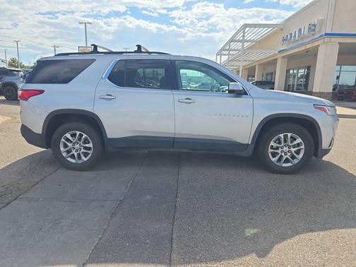 Silver Ice Metallic 2020 Chevrolet Traverse LT Cloth