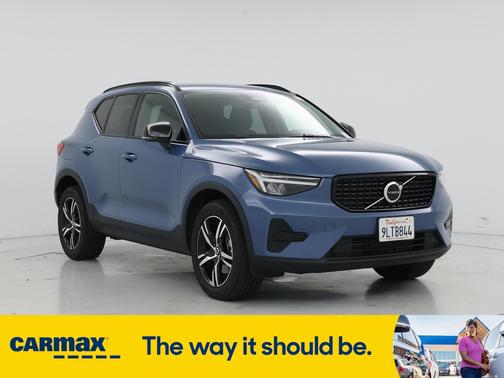 2024 Volvo XC40 B5 Core Dark Theme