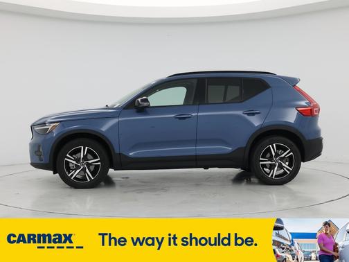 2024 Volvo XC40 B5 Core Dark Theme