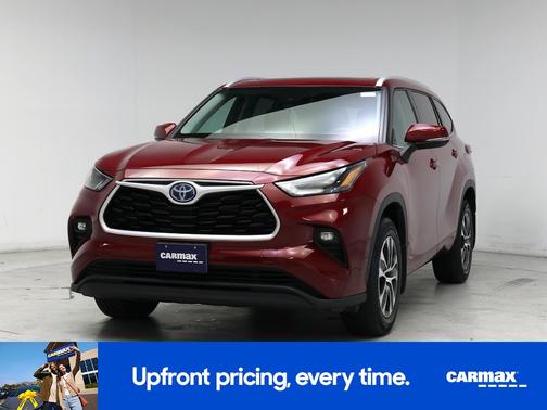 Red 2022 Toyota Highlander Hybrid XLE