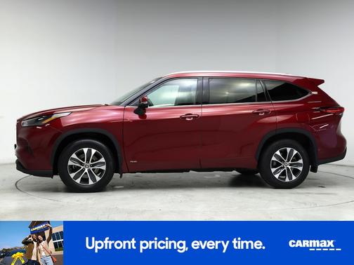 Red 2022 Toyota Highlander Hybrid XLE