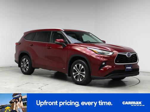 Red 2022 Toyota Highlander Hybrid XLE