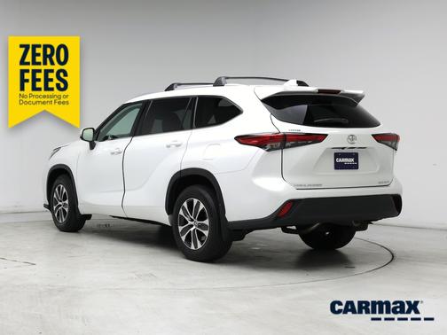 White 2022 Toyota Highlander XLE