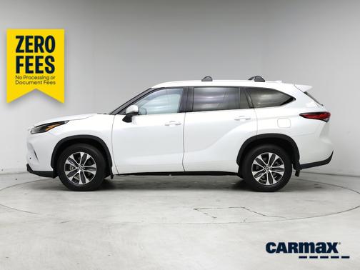 White 2022 Toyota Highlander XLE