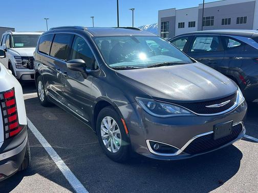Granite Crystal Metallic Clearcoat 2019 Chrysler Pacifica Touring L