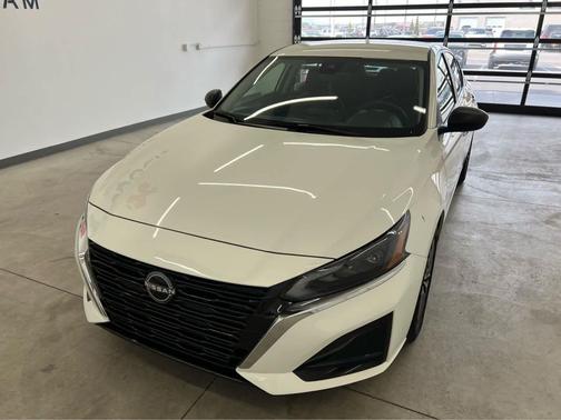 Glacier White 2025 Nissan Altima SV FWD