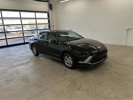 Abyss Black 2026 Hyundai SONATA SE