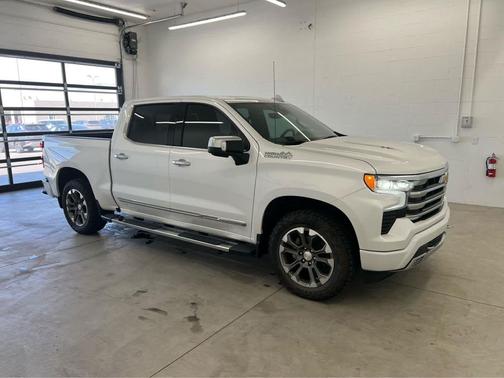 Iridescent Pearl Tricoat 2024 Chevrolet Silverado 1500 High Country