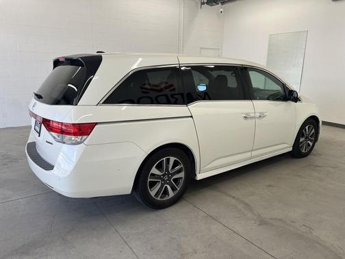 White Diamond Pearl 2017 Honda Odyssey Touring