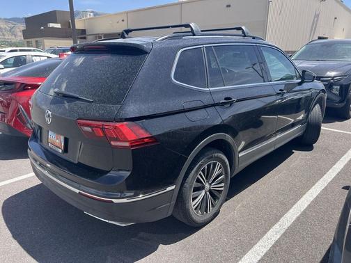 Deep Black Pearl Metallic 2018 Volkswagen Tiguan 2.0T SE