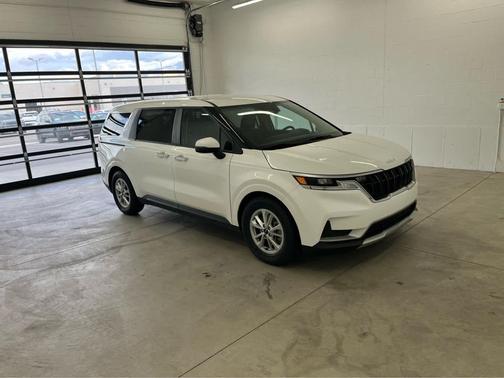 2024 Kia Carnival LX