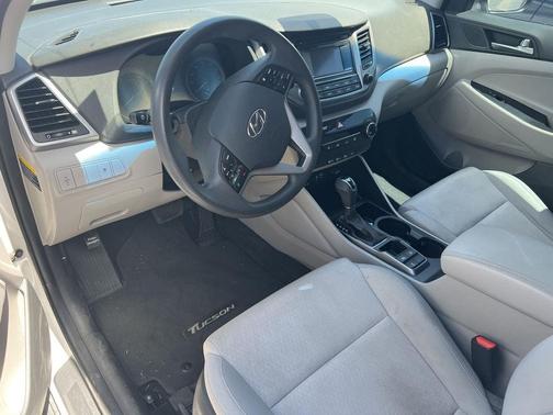 Dazzling White 2017 Hyundai TUCSON SE