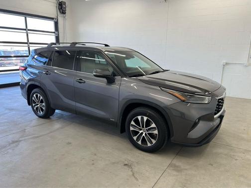 Magnetic Gray Metallic 2022 Toyota Highlander Hybrid XLE