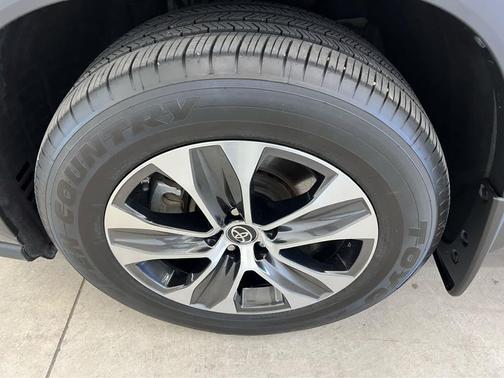 Magnetic Gray Metallic 2022 Toyota Highlander Hybrid XLE
