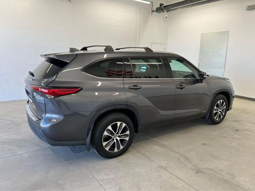 Magnetic Gray Metallic 2022 Toyota Highlander Hybrid XLE