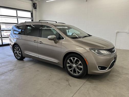 Molten Silver 2017 Chrysler Pacifica Limited