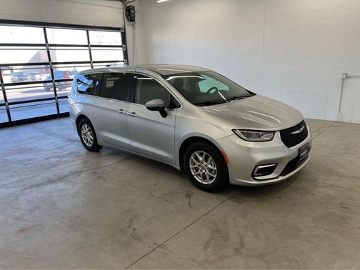Silver Mist Clearcoat 2023 Chrysler Pacifica Touring L