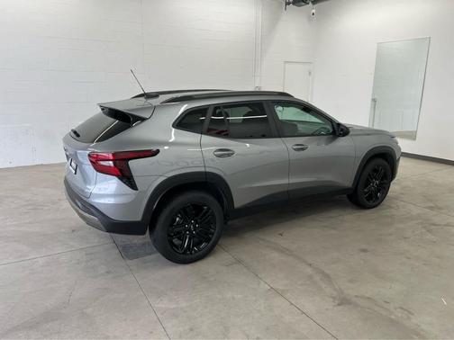 Sterling Gray Metallic 2025 Chevrolet Trax FWD ACTIV