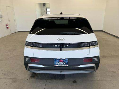 Atlas White 2025 Hyundai IONIQ 5 SE
