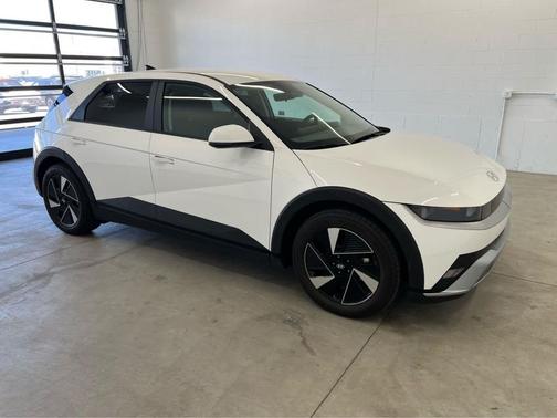 Atlas White 2025 Hyundai IONIQ 5 SE