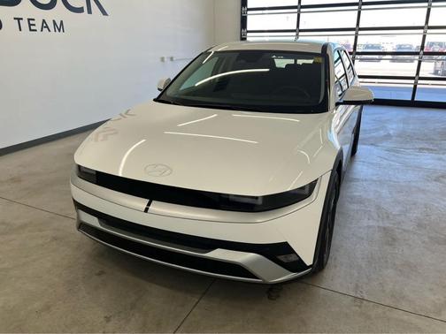 Atlas White 2025 Hyundai IONIQ 5 SE