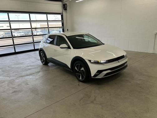 Atlas White 2025 Hyundai IONIQ 5 SE