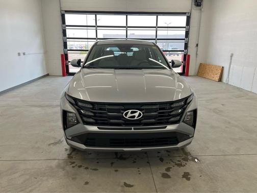 Shimmering Silver 2025 Hyundai TUCSON SE