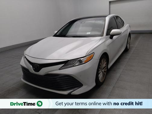 Super White 2018 Toyota Camry XLE