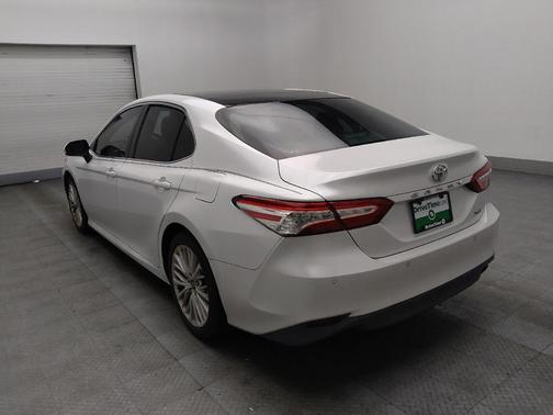 Super White 2018 Toyota Camry XLE