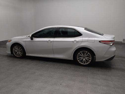 Super White 2018 Toyota Camry XLE