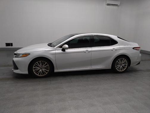 Super White 2018 Toyota Camry XLE
