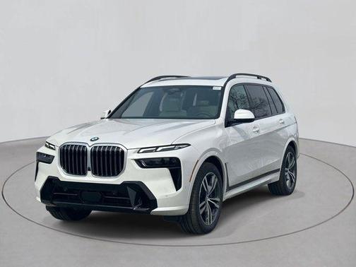 Mineral White Metallic 2026 BMW X7 xDrive40i