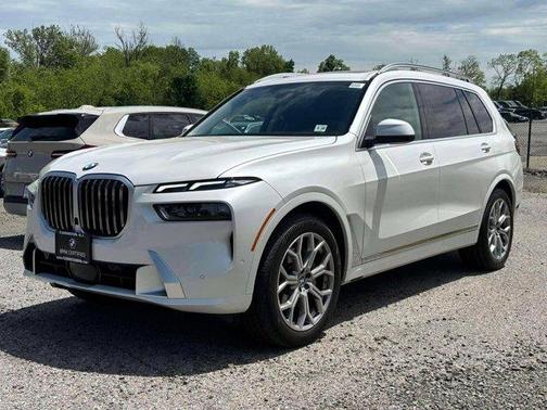 Mineral White Metallic 2026 BMW X7 xDrive40i
